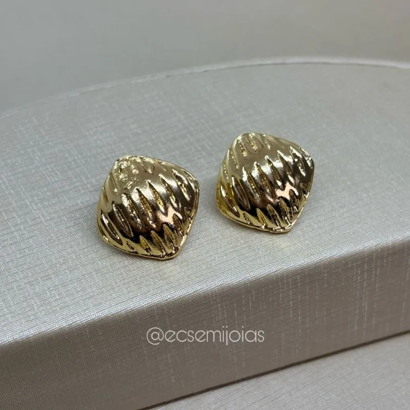 Brinco quadrado abaulado com aros vazados lisos - banhado a ouro 18k