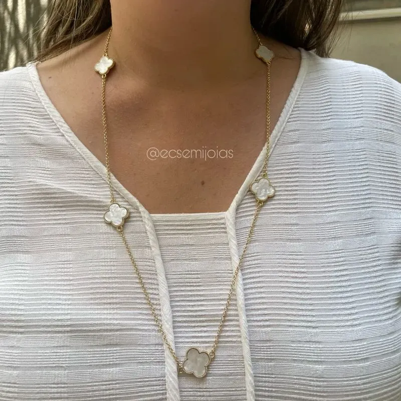 Colar com 7 trevos de madrepérola (inspiração) - 80cm - banhado a ouro 18k