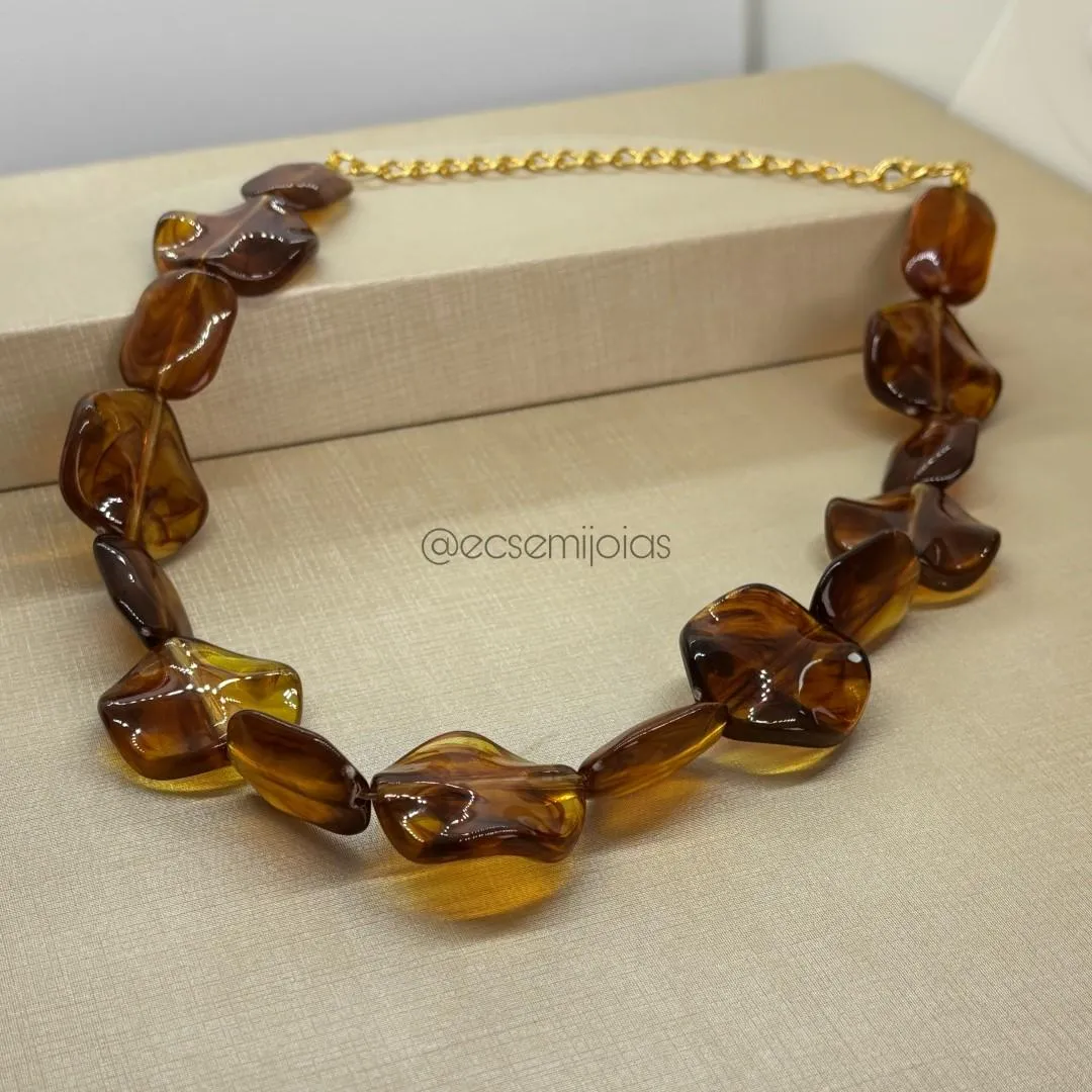 Colar com pedras âmbar resinadas redondas e ovais disformes  - 40cm + extensor - banhado a ouro 18k