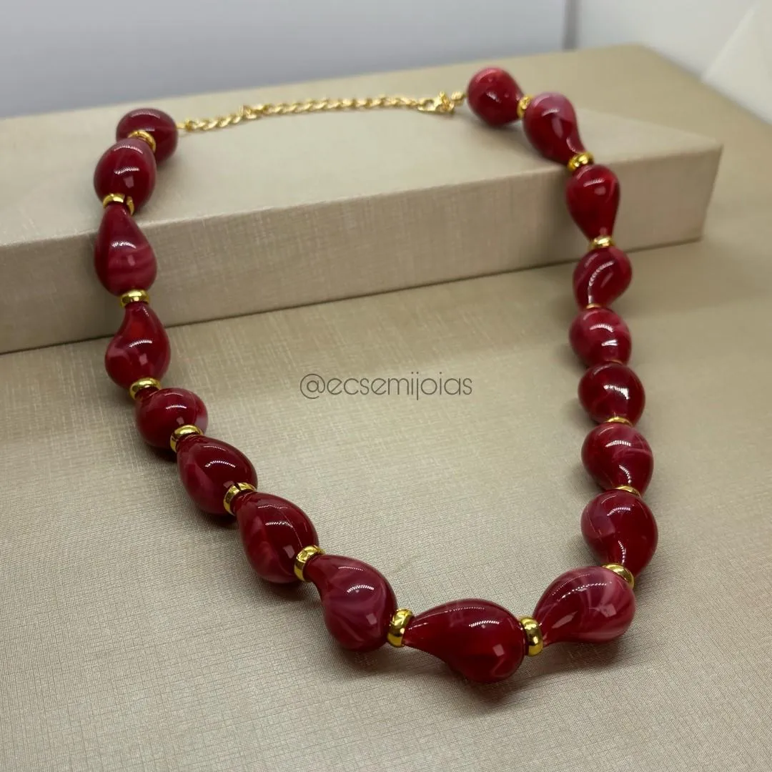Colar com pedras fúcsia resinadas gotas lisas  - 40cm + extensor - banhado a ouro 18k