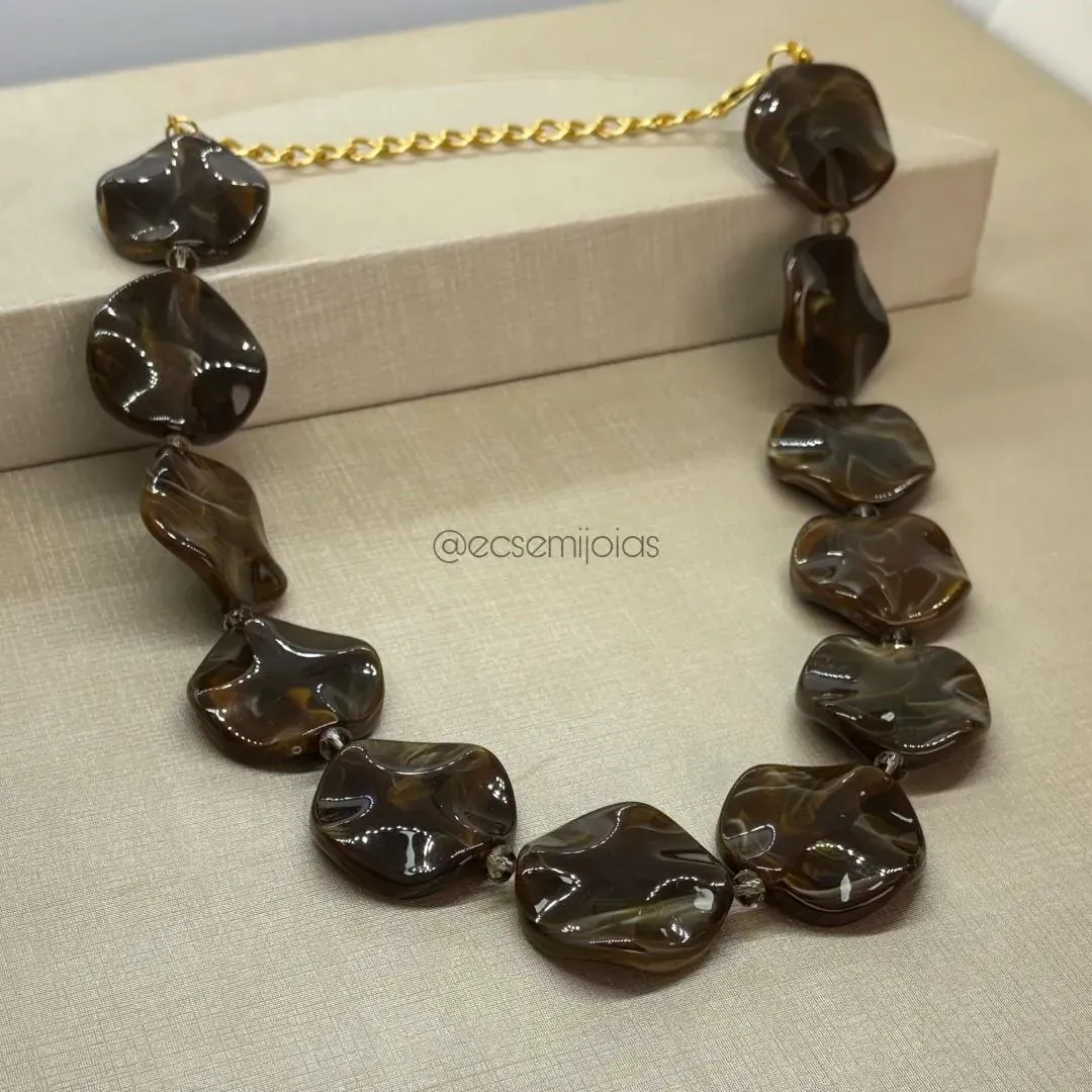 Colar com pedras marrons resinadas redondas disformes  - 40cm + extensor - banhado a ouro 18k