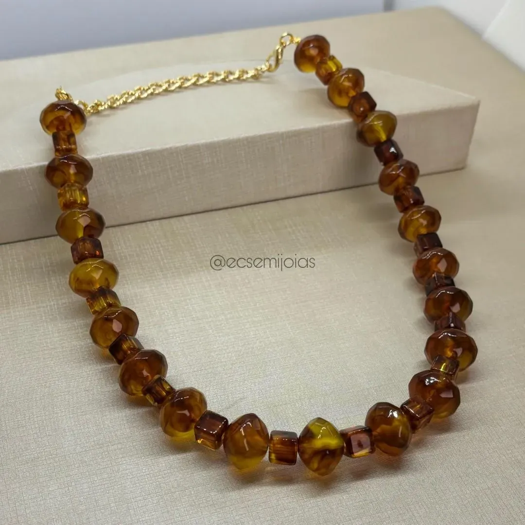 Colar com pedras âmbar resinadas redondas facetadas e quadradas intercaladas  - 40cm + extensor - banhado a ouro 18k