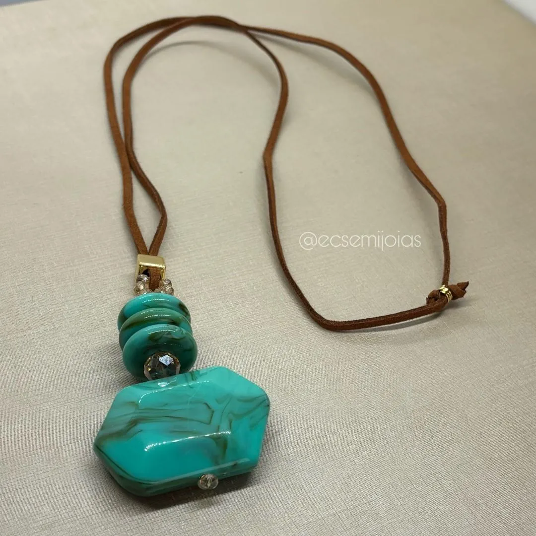 Colar com pedras turquesa resinadas retangular grande facetada com colar de couro sintético - 80cm - banhado a ouro 18k