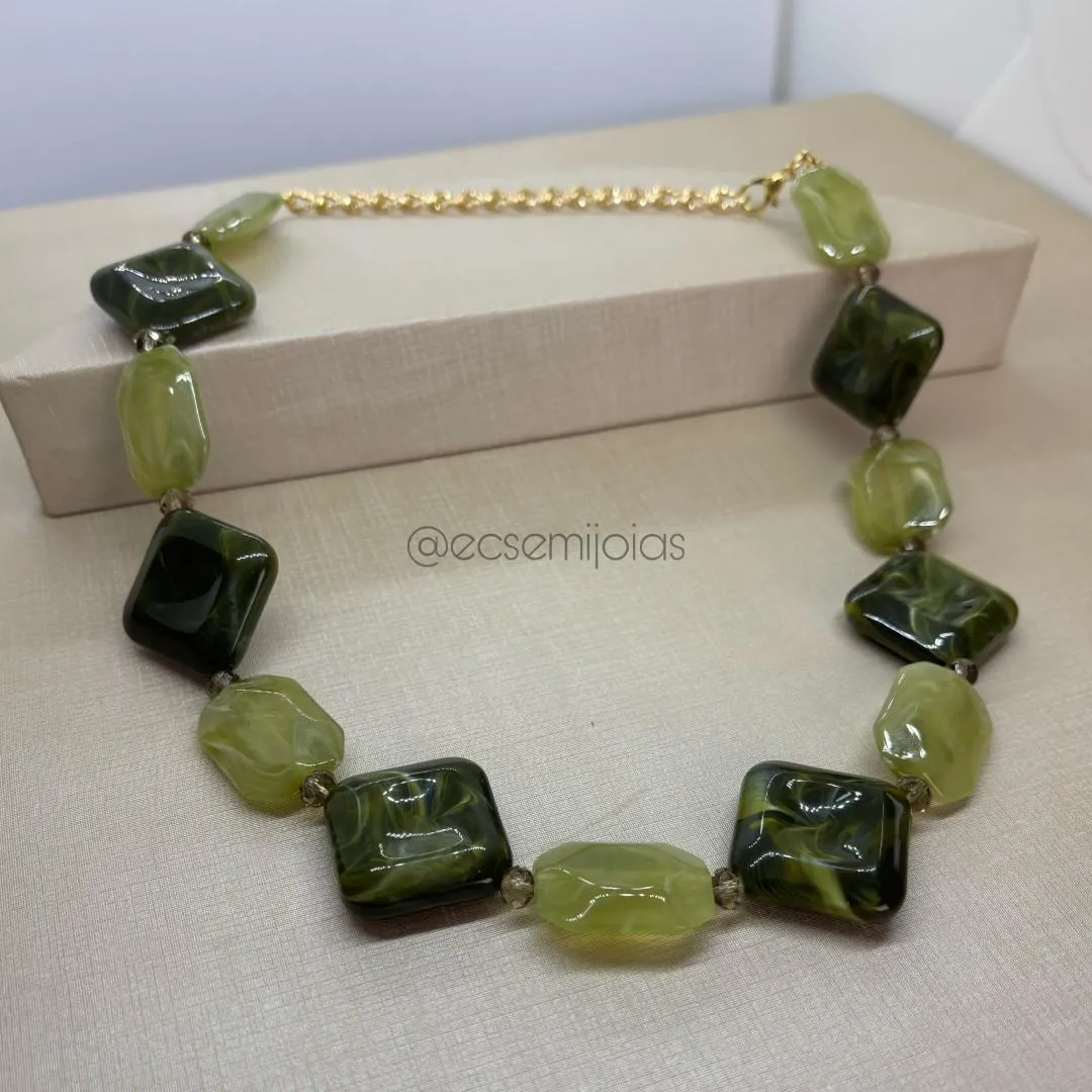 Colar com pedras verdes marmorizadas resinadas quadradas e retangulares facetadas  - 40cm + extensor - banhado a ouro 18k