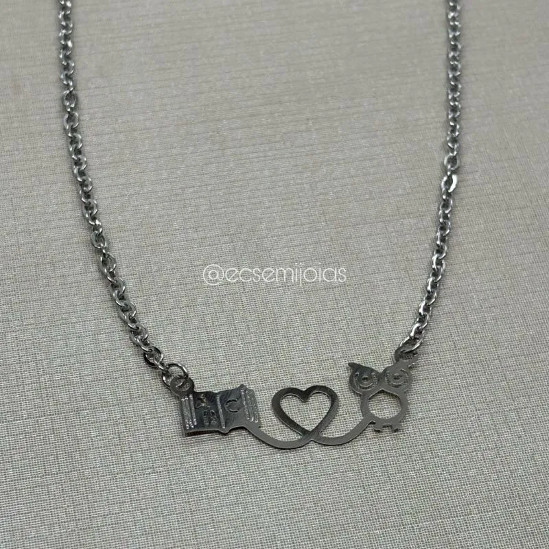 Colar com pingente de livro aberto e coruja - 45cm - aço inoxidável