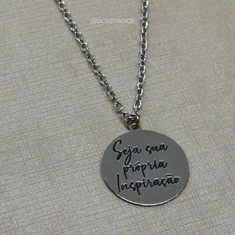 Colar com pingente de moeda motivacional 