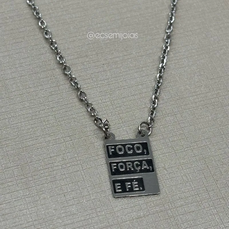 Colar com pingente de placa motivacional 