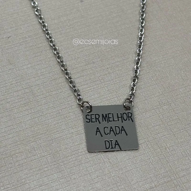 Colar com pingente de placa motivacional 