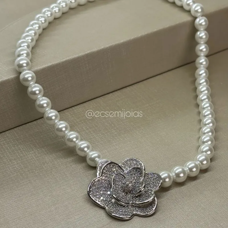 Colar de pérolas shell de 8mm com lor cravejada no centro - 40cm + extensor - banhado a ródio branco