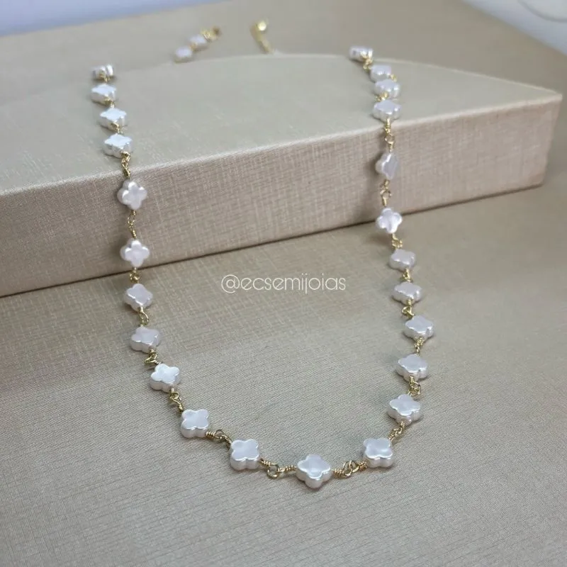 Colar de trevos de pérolas resinadas - 60cm + extensor - banhado a ouro 18k