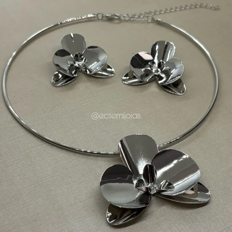 Conjunto de brinco e canga lisa com orquídeas lisas grandes - banhado a ródio branco