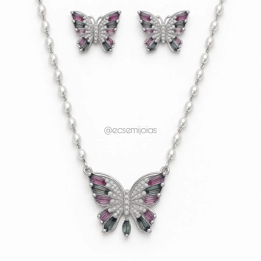 Conjunto de brinco e colar de pérolas e borboleta cravejada com baguetes nas pontas - 45cm + extensor - banhado a ródio branco