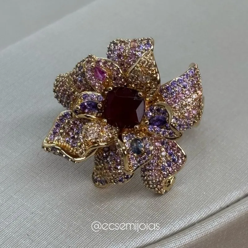 Anel de flor com pétalas cravejadas e pedra quadrada no centro - banhado a ouro 18k