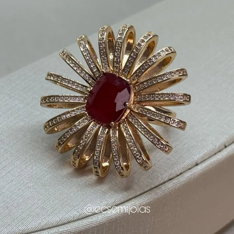 Anel de flor redonda grande vazada com aros cravejados e com pedra oval no centro - banhado a ouro 18k