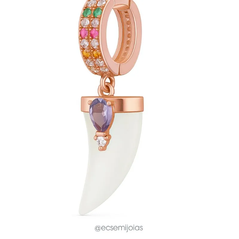 Argola cravejada com 2 fileiras com pedra em formato de dente de sabre com gota no centro -  banhado a ouro 18k