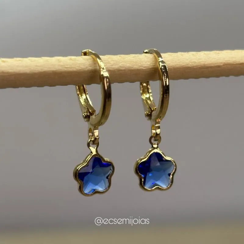 Argola tranqueta com 1 florzinha de cristal - 7mm - banhado a ouro 18k