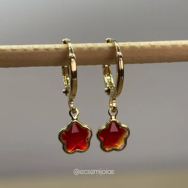 Argola tranqueta com 1 florzinha de cristal - 7mm - banhado a ouro 18k