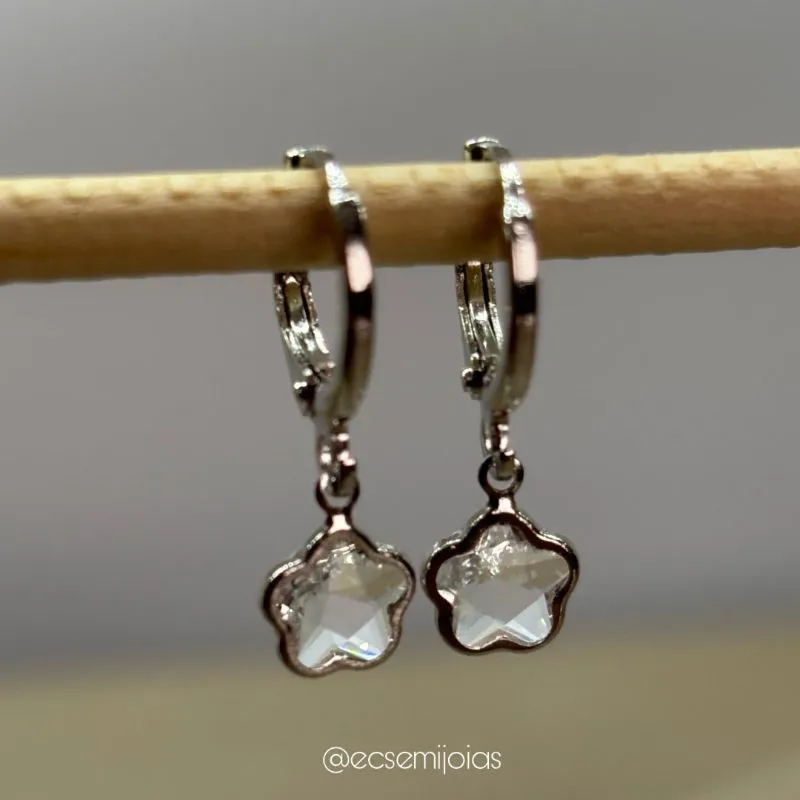 Argola tranqueta com 1 florzinha de cristal - 7mm - banhado a ródio branco