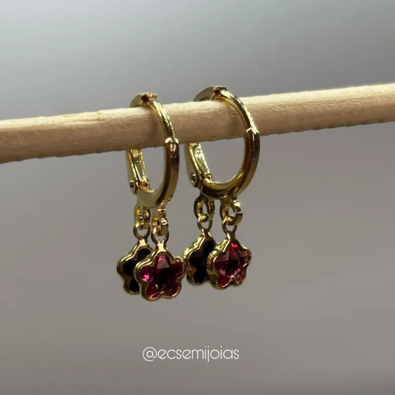 Argola tranqueta com 2 florzinhas de cristais - 5mm - banhado a ouro 18k