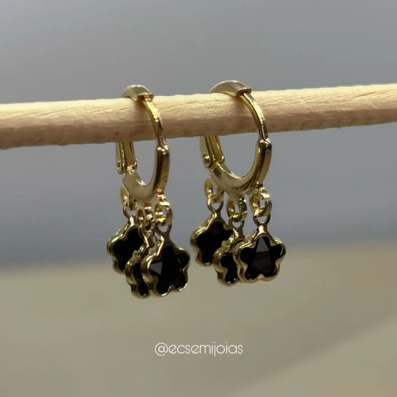 Argola tranqueta com 3 florzinhas de cristais - 6mm - banhado a ouro 18k
