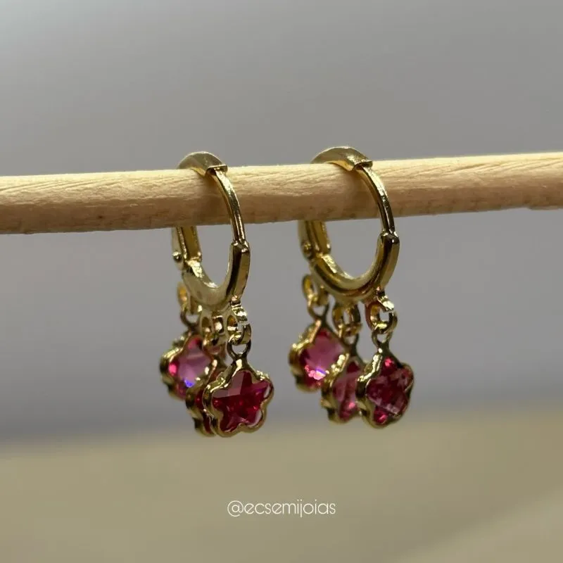Argola tranqueta com 3 florzinhas de cristais - 6mm - banhado a ouro 18k