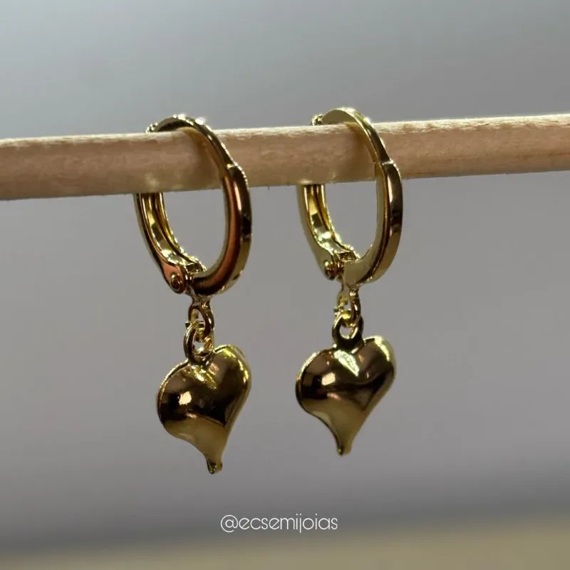 Argola tranqueta com coração liso - 9mm - banhado a ouro 18k