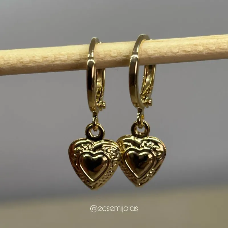 Argola tranqueta com coração trabalhado - 9mm - banhado a ouro 18k