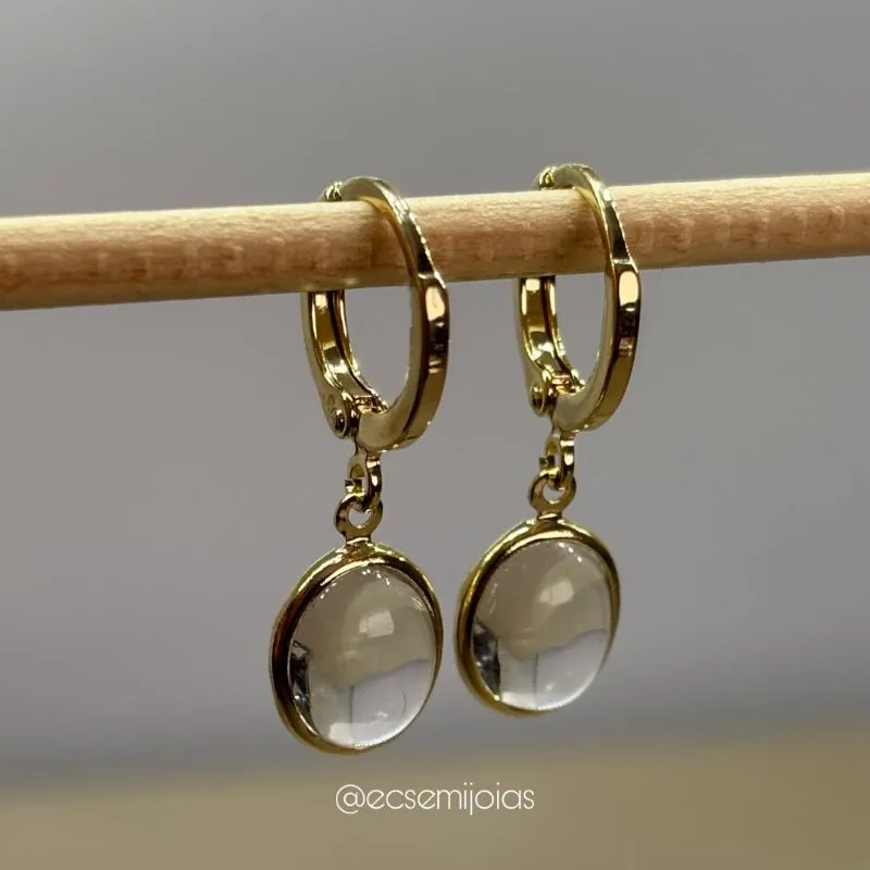 Argola tranqueta com cristal oval de 7x10mm - banhado a ouro 18k