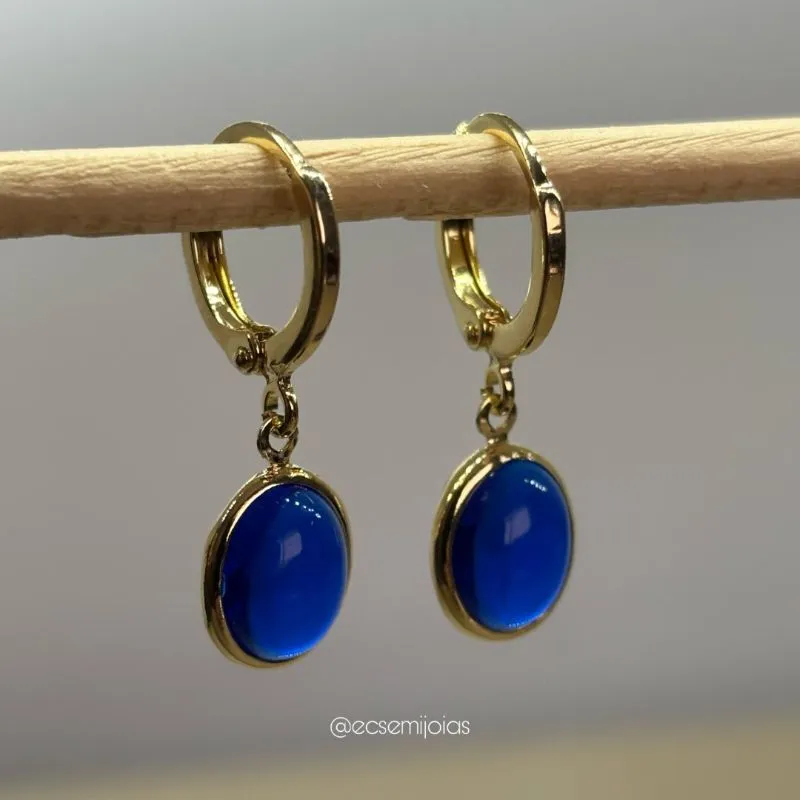 Argola tranqueta com cristal oval de 7x10mm - banhado a ouro 18k