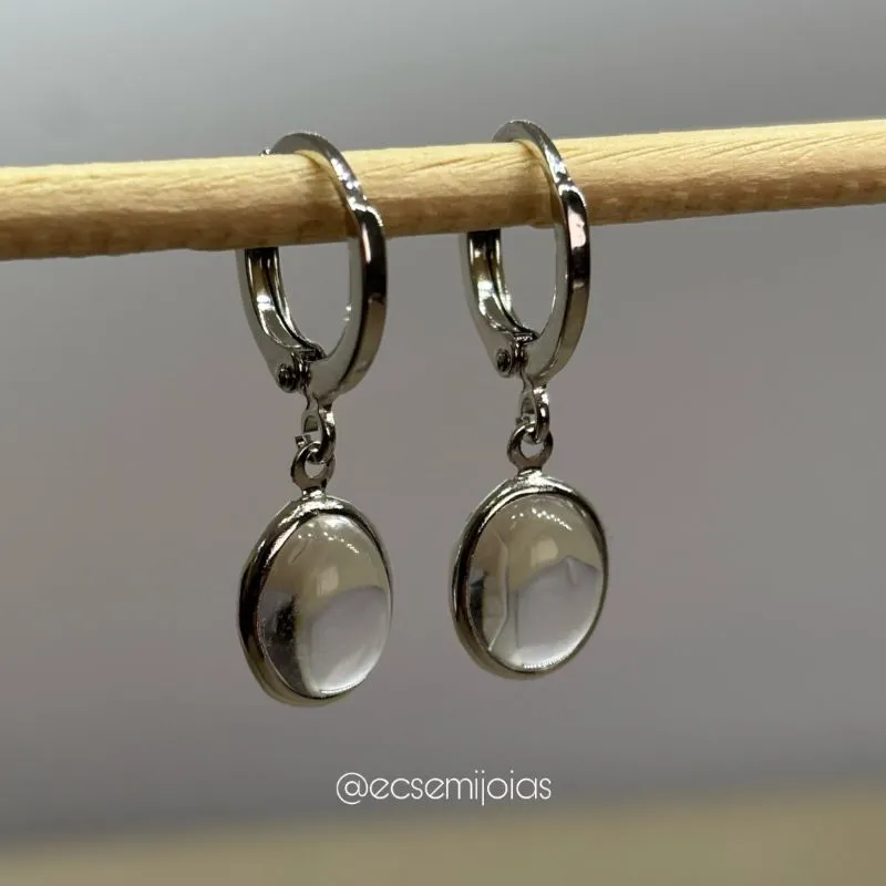 Argola tranqueta com cristal oval de 7x10mm - banhado a ródio branco