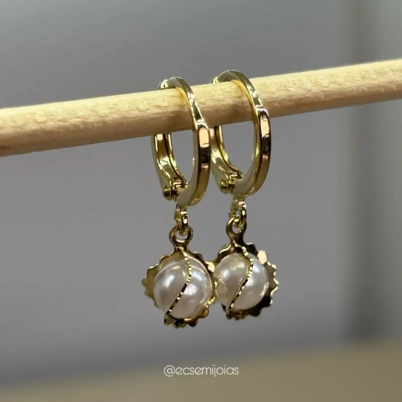 Argola tranqueta com pérola 5mm com aros torcidos em volta - banhado a ouro 18k