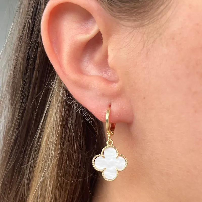 Argola tranqueta com trevo pendurado - banhado a ouro 18k