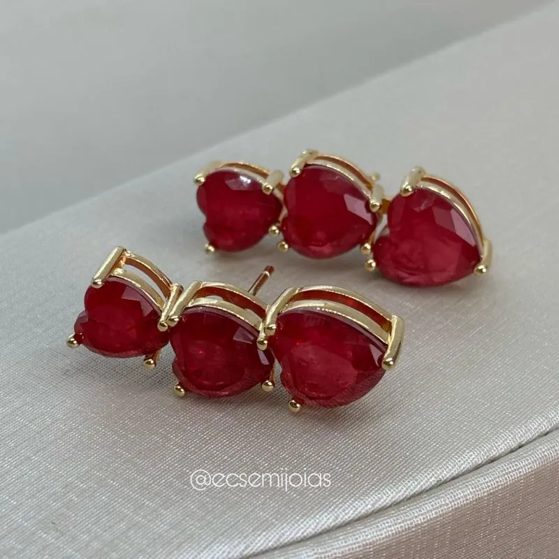 Brinco ear cuff com 3 corações de pedra fusion - banhado a ouro 18k