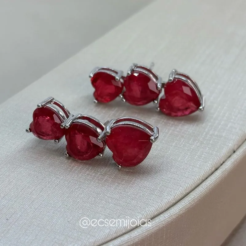 Brinco ear cuff com 3 corações de pedra fusion - banhado a ródio branco