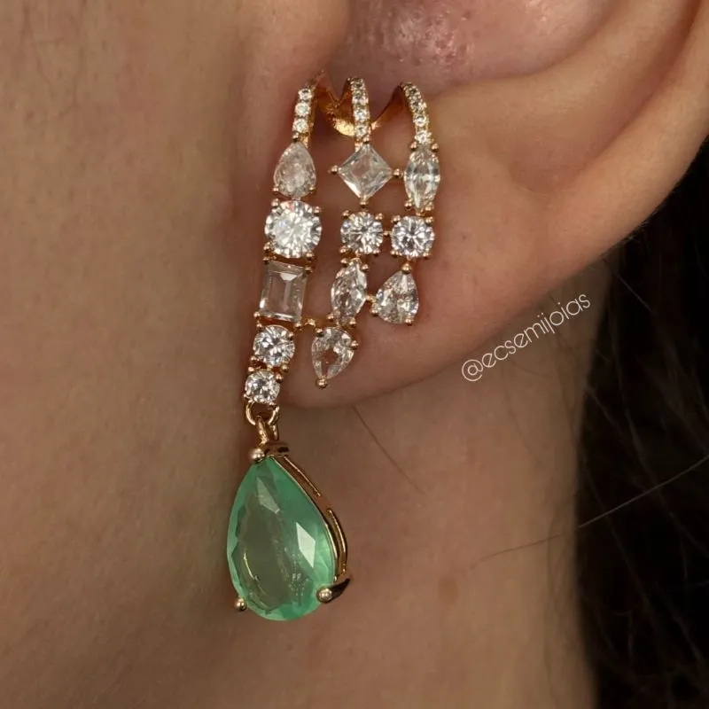Brinco ear hook com 3 aros cravejados com zircônias de formatos dierentes e pedra gota fusion pendurada - banhado a ouro 18k