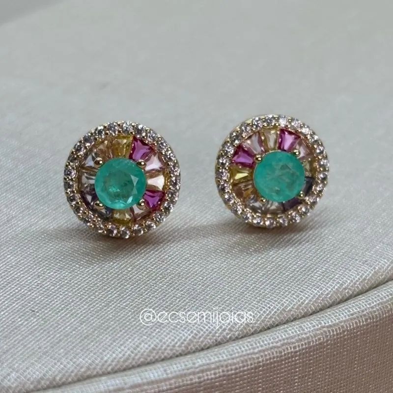Brinco pizza pequena 10mm com pedra fusion no centro, cravejado em volta - banhado a ouro 18k