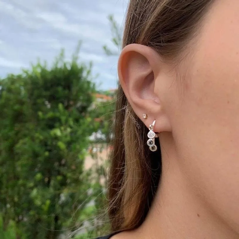 Argola tranqueta com 3 ponto de luz - 4mm - banhado a ródio branco
