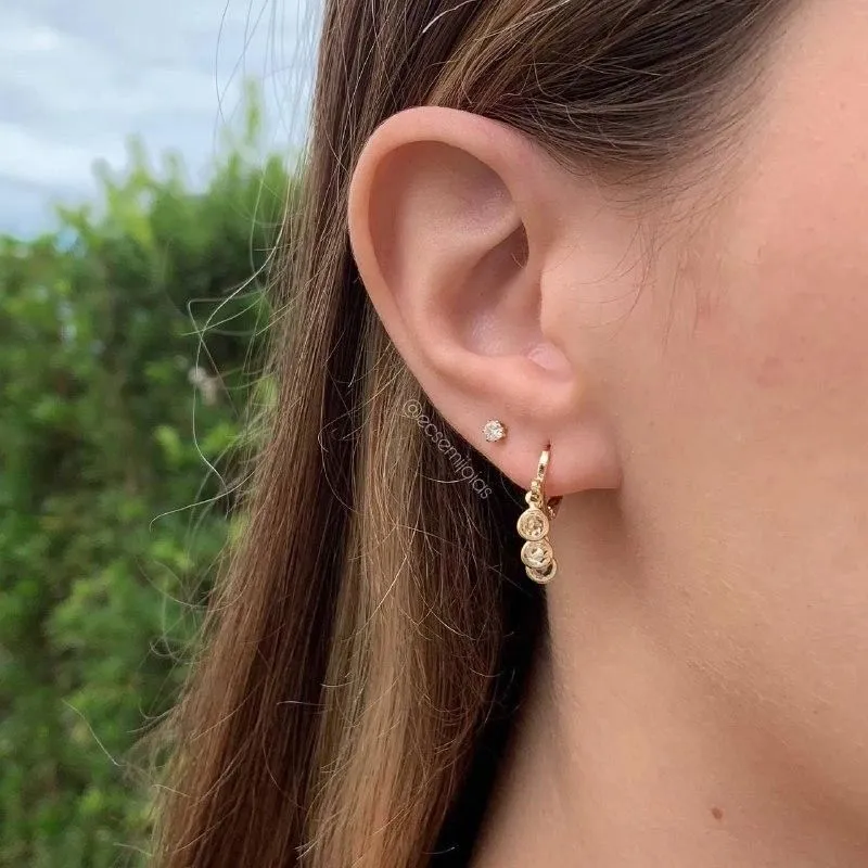 Argola tranqueta com 3 ponto de luz - 4mm - banhado a ouro 18k