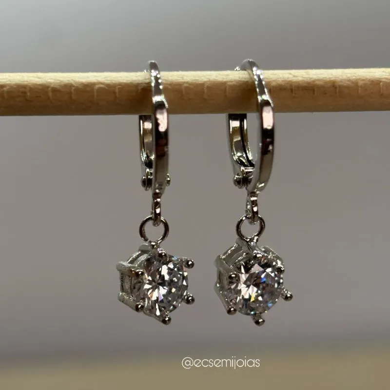 Brinco tranqueta com zircônia 6mm com garras - banhado a ródio branco