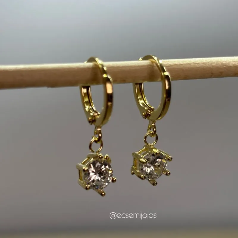 Brinco tranqueta com zircônia 6mm com garras - banhado a ouro 18k