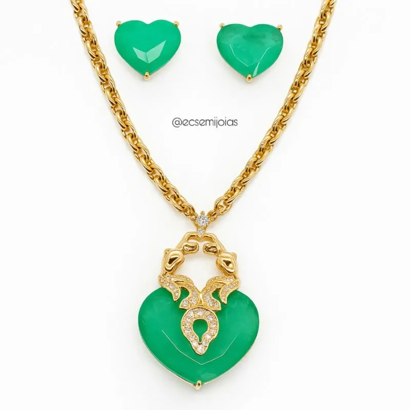Conjunto de brinco e colar de elo português 4,5mm com pingente de coração grande e arabesco cravejado em cima - 40cm - banhado a ouro 18k