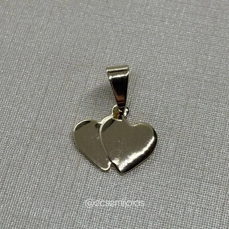 Pingente com 2 corações lisos pequenos - 1,2cm - banhado a ouro 18k