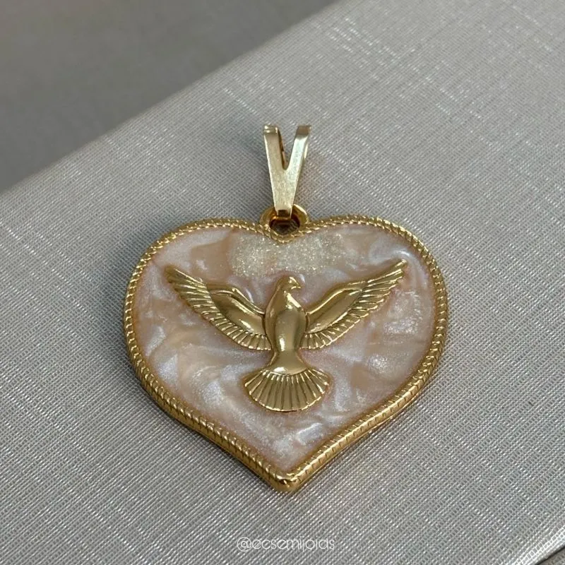 Pingente de coração resinado com pomba no centro - 3cm - banhado a ouro 18k