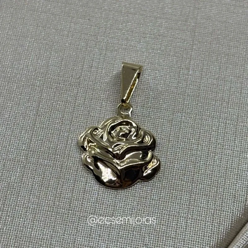 Pingente de flor rosa lisa - 1,2cm - banhado a ouro 18k