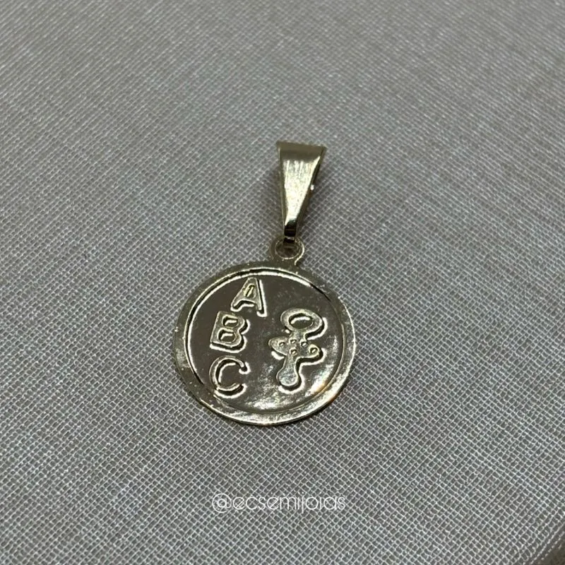 Pingente medalha com ABC e chupeta - 1,2cm - banhado a ouro 18k