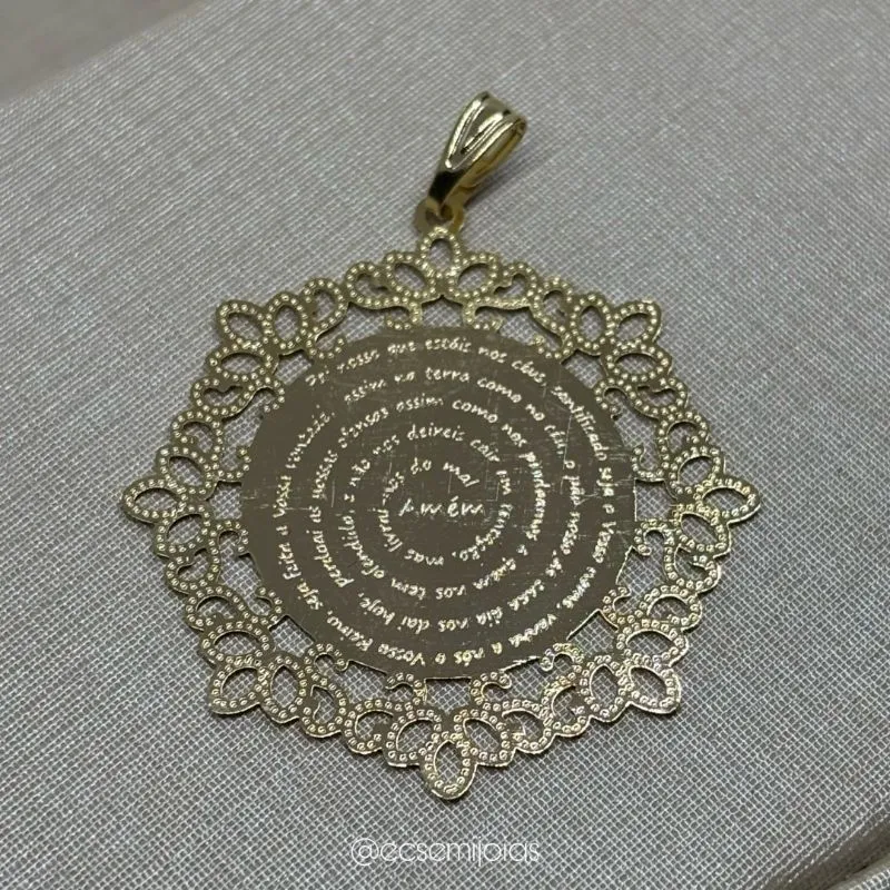 Pingente medalha redonda com arabesco em volta escrito o Pai Nosso - 3,3cm - banhado a ouro 18k