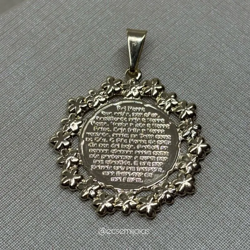 Pingente medalha redonda com flores ao redor, com Pai Nosso escrito - 2,5cm - banhado a ouro 18k
