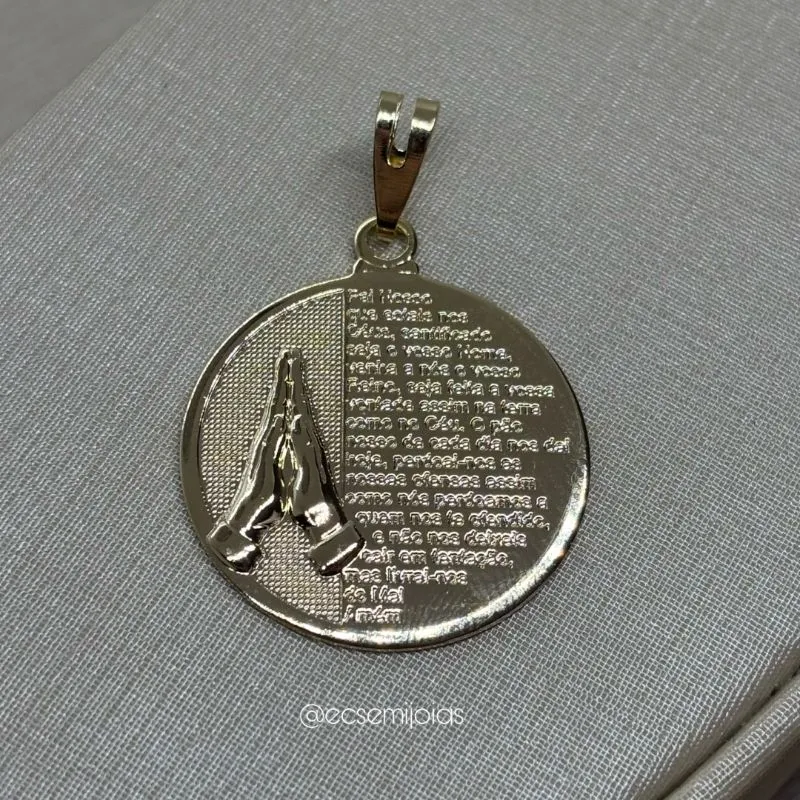 Pingente medalha redonda com mãos em prece com Pai Nosso escrito - 2,5cm - banhado a ouro 18k