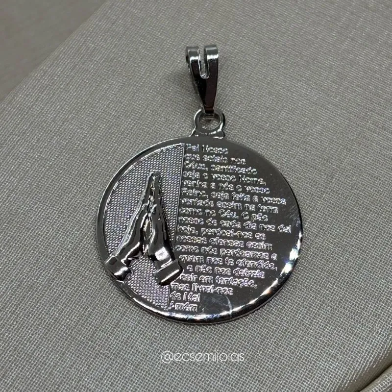 Pingente medalha redonda com mãos em prece com Pai Nosso escrito - 2,5cm - banhado a ródio branco