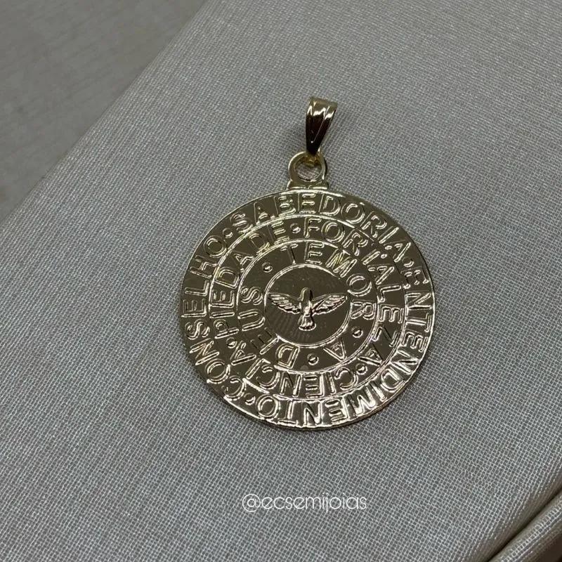 Pingente medalha redonda com pomba no centro e dizeres gravados (sabedoria, conselho...) - 2,5cm - banhado a ouro 18k